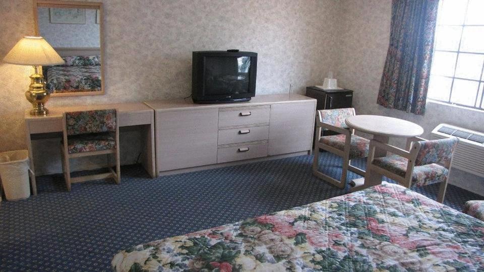 Deluxe Double Room with Two Double Beds at Nisei Inn, photo 5